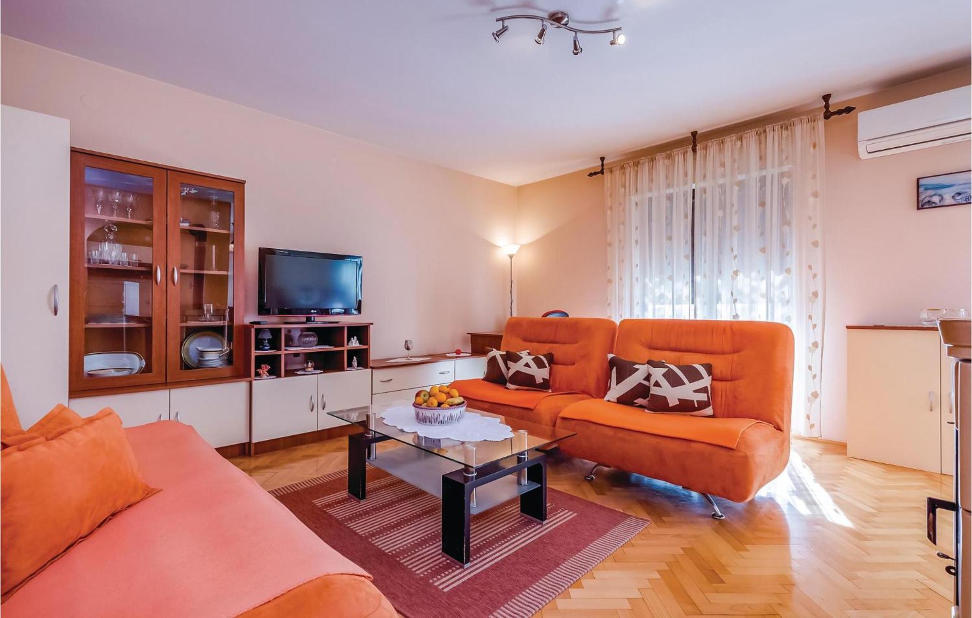 Beautiful Apartment In Novi Vinodolski Exteriör bild